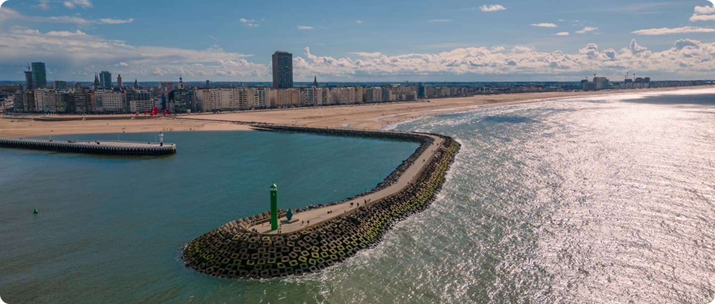 Luchtfoto van Oostende met de havengeul, het strand en de zeedijk